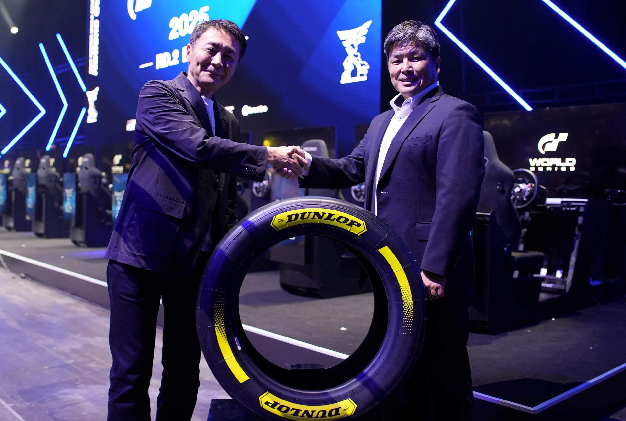Kazunori Yamauchi, Gran Turismo Series Producer (คนซ้าย) & Takehiko Tochio, Manager of SRI’s Global Marketing Department (คนขวา) - Photo: SRI